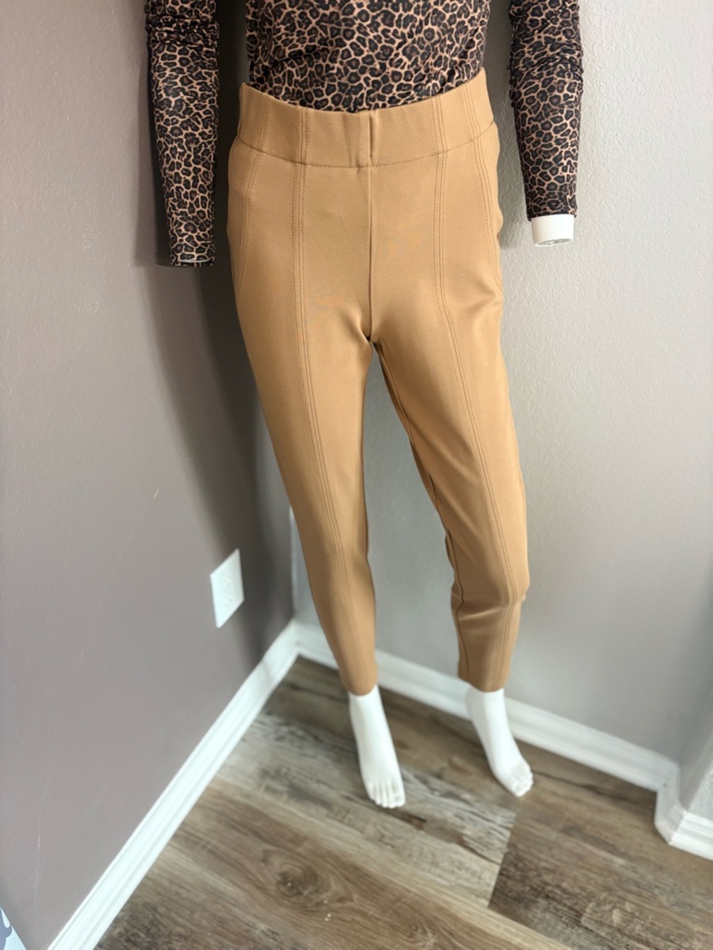 JNY Jones New York Camel Pull-On Slim Ankle Pants Women’s Small - Picture 2 of 6